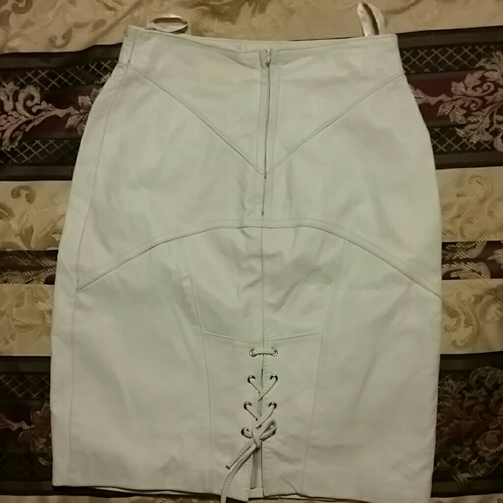 Additional pictures of Chia leather white skirt